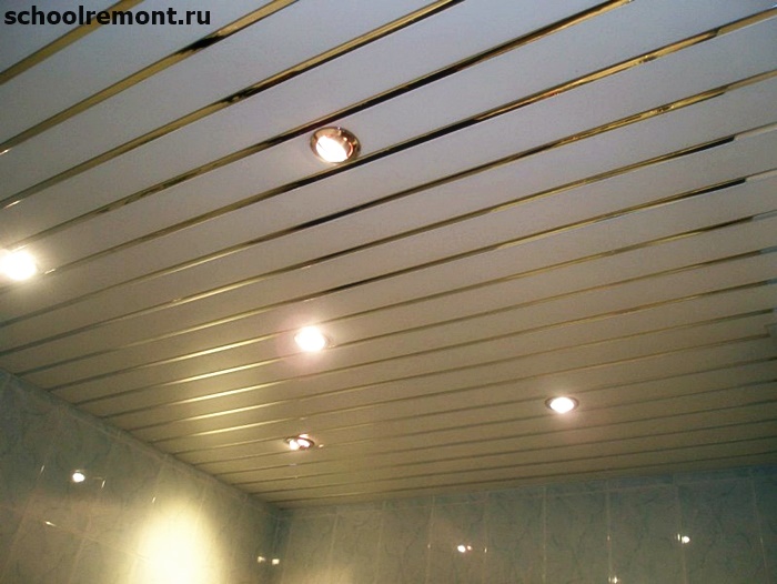 реечный потолок в ванне