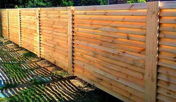 Деревянный забор с продольным штакетником