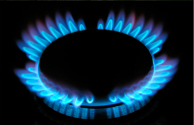 Газовая колонка горит голубым пламенем